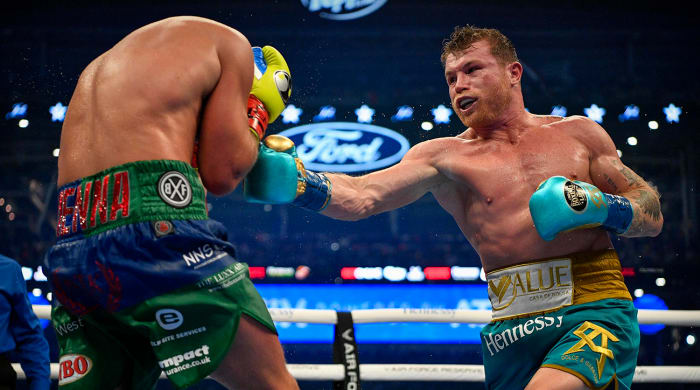 Canelo Alvarez (right) and Billy Joe Saunders (left) during a super middleweight boxing title fight at AT&T Stadium.